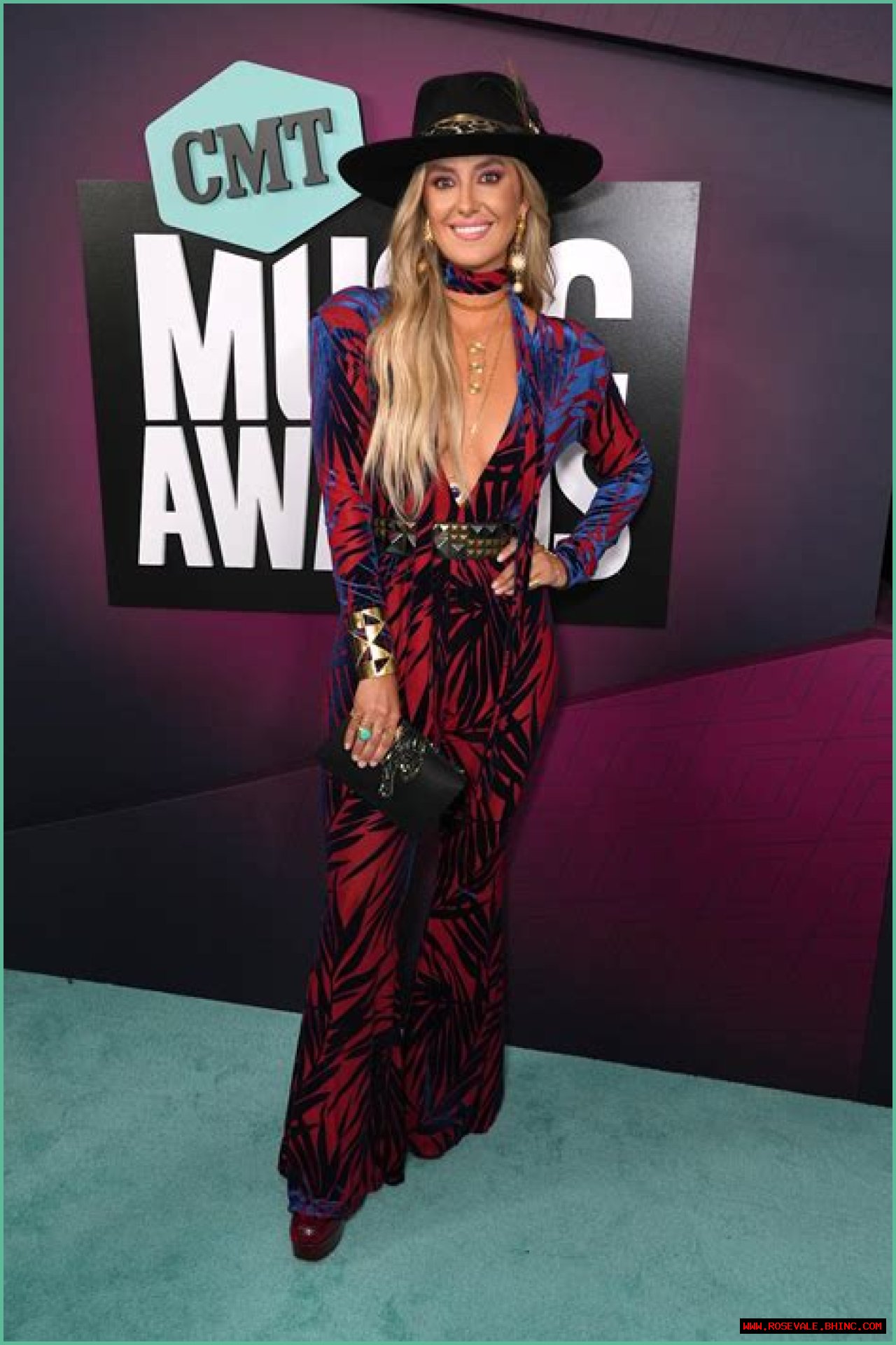 Yellowstone’s Lainey Wilson Shows Off 70-Lb. Weight Loss at 2023 CMA Awards: Before and After Photos